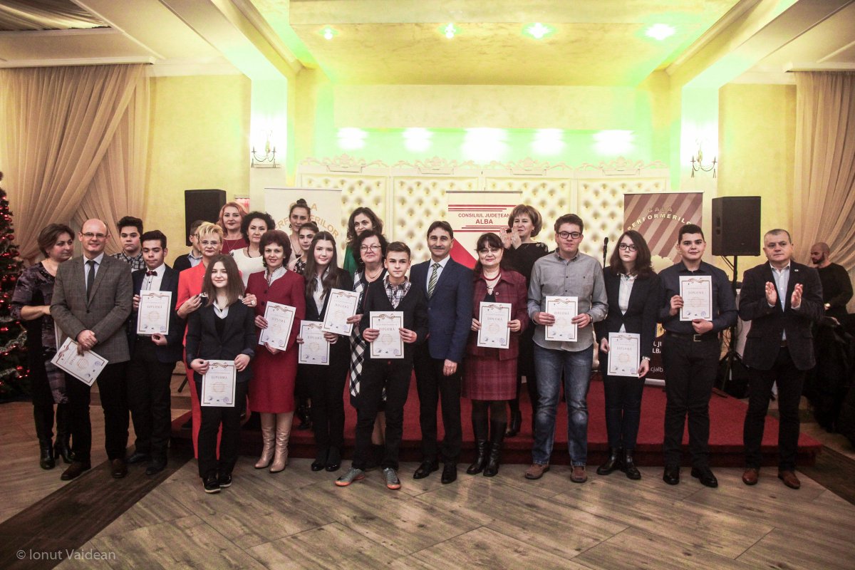 CJAlba_ro's tweet photo. Peste 400 de elevi şi profesori au fost premiaţi în cadrul celei de-a VII-a ediții a evenimentului „Gala performerilor”, eveniment organizat de către Consiliul Judeţean Alba, în colaborare cu Inspectoratul Școlar Județean Alba.
Foto: Ionut Vaidean https://t.co/v2ytsSuvda