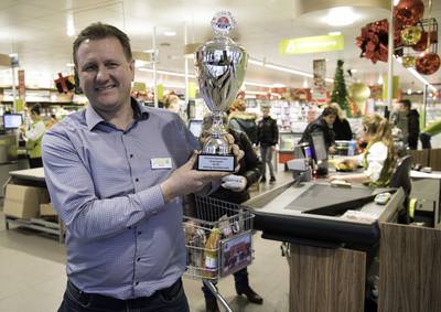 Beste supermarkt van Overijssel: zijn personeel is René Alfrings plus: Nergens in uitblinken maar toch de beste supermarkt van Overijssel? René Alfring van de Plus in Hardenberg heeft dat voor elkaar gekregen. Met dank aan zijn personeel. dlvr.it/Q6fBs8