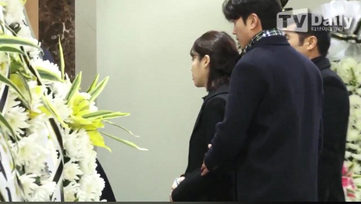 IU di rumah duka.. IU lemes bgt smp dipegangin sm manager-nim :( himnae Jieun-ah 

#RosesForJonghyun #RIPKimJongHyun