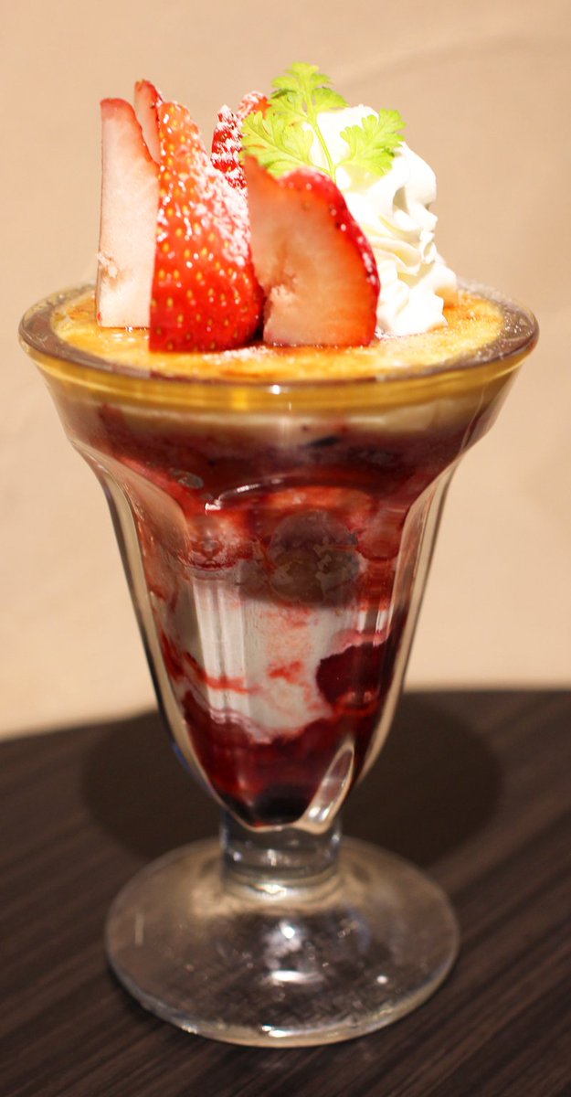 Milkcafe 苺ブリュレ ミルフィーユパフェ 900円 アイスクリーム をあまり使わずにパフェを作りました さっくり焼き上げた自家製パイを使った苺のミルフィーユと 上にはクレームブリュレ があしらわれています 苺の価格と大きさが安定しないので盛り付けが