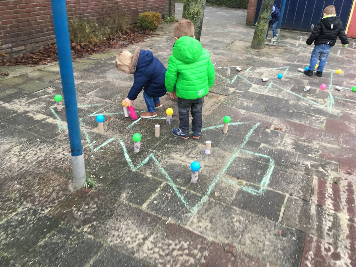 Peuters van IKC <a href="/sterrenpalet/">het Sterrenpalet</a>  druk in de weer met kerstspelletjes #bewegenisleuk