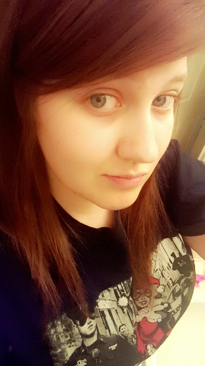 Acrasia26's tweet photo. Reminiscing on my long hair ;;~;; I miss it so much! Weird how less hair makes me feel less confident. #shorthairprobs https://t.co/iBZRNO8ptk