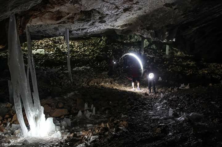 Descoperă frumusețea nemaipomenită a Ghețarului de la Vârtop.

Situat în Parcul Natural Apuseni se mai numește și Peștera Minunată datorită existenței formațiunilor extrem de diverse și bine conservate.
Foto: Ionut Vaidean
