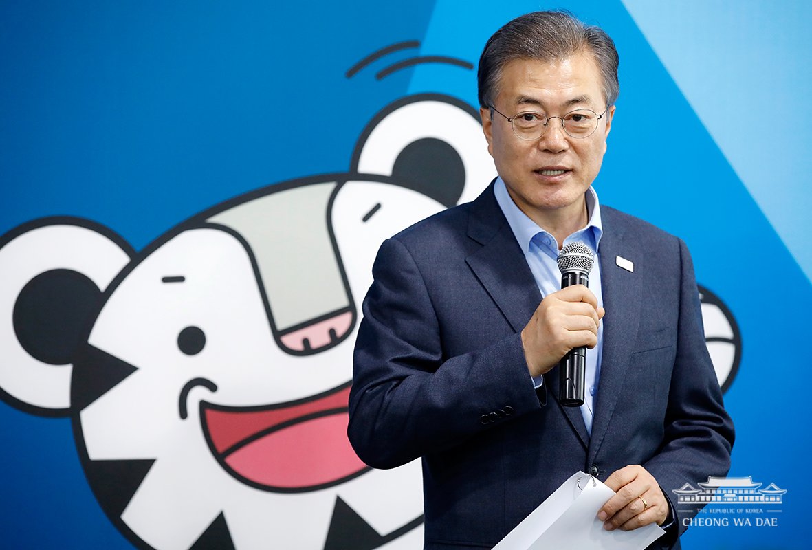 <대통령 전용열차로 시민을 초대한 문재인 대통령> 대통령이 타는 비행기를 '공군 1호기'라고 하죠. 대통령이 타는 전용열차는 '트레인1'이라고 부릅니다. 오늘 문 대통령은 시민 20명을 '트레인1'로 초대해 경강선을 타고 강릉을 다녀왔습니다. goo.gl/ew4Bj2