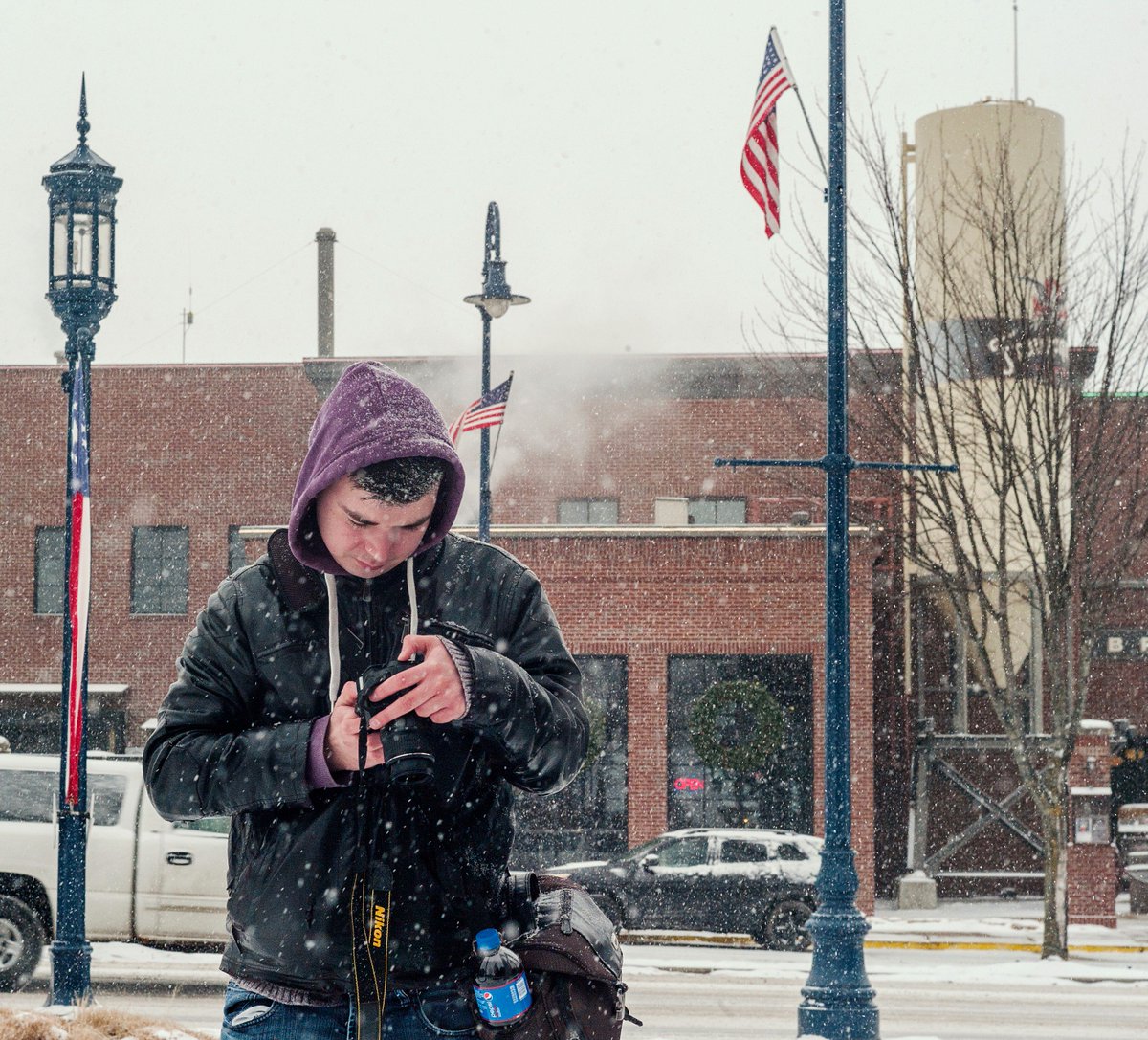 gcLABRADORS's tweet photo. One cool photographer braving the snow to get some great shots in Frankenmuth  
#snowstorm
#photography
#streetphotography 
#snow
#Christmastown
#littlebavaria
#Frankenmuth https://t.co/MIAlrxjqYG