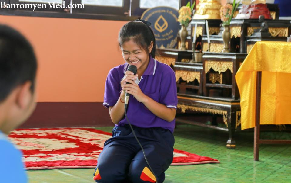 InsightBuddhist's tweet photo. #ลมหายใจของพระพุทธศาสนา
พระสงฆ์จากศูนย์อบรมเยาวชนเมืองนราธิวาสได้สอน #วิชาพระพุทธศาสนา ให้กับเด็กๆโรงเรียนมัธยมสุไหงโก-ลกซึ่งเป็นการเรียนแบบบูรณาการ คือสอนธรรมะพร้อมการฝึกปฏิบัติ ทั้งเรื่องมารยาทชาวพุทธ การรักษาศีล ข้อคิดกำลังใจแก่เด็กๆซึ่งสนใจในการเรียนรู้
#เด็กไทย #ชายแดนใต้ https://t.co/7Gp5wLKf2D