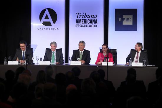 Ha sido un placer presentar al presidente <a href="/Lenin/">Lenín Moreno</a> Moreno en <a href="/casamerica/">Casa de América</a> <a href="/EFEnoticias/">EFE Noticias</a>. Su diálogo, tolerancia y buen humor  como método político está llevando a #Ecuador por un camino muy provechoso. Confiamos en que los lazos que nos unen se fortalezcan todavía más en el futuro