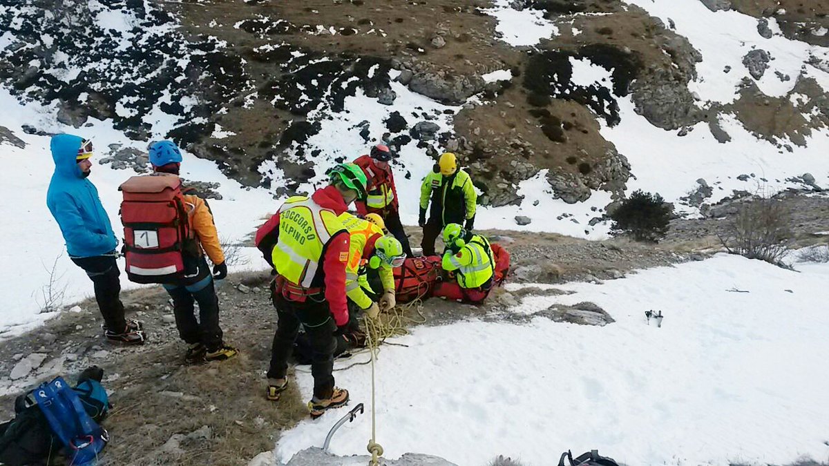 CAITorino's tweet photo. ⚠️ ATTENTI AL #GHIACCIO! Numerosi gli interventi del #SoccorsoAlpino piemontese nelle montagne del #Piemonte a causa un infido strato di ghiaccio difficilmente riconoscibile a occhio nudo, su cui è facile scivolare... https://t.co/NYSzqDwCu7 https://t.co/e6dw2ggmYv