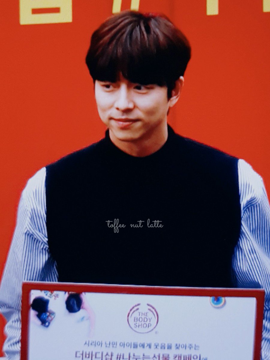 toffeenut710's tweet photo. 171219 더바디샵 팬싸인회 #공유 #공지철 #GongYoo #コン・ユ 
학생이신지... https://t.co/5mJZf0zhja