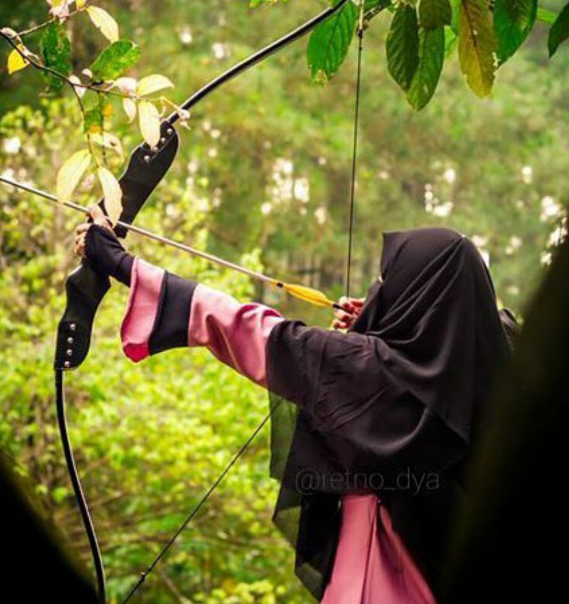 PuisiReligi's tweet photo. Perempuan dalam pelukan senja
Tegar mengeja ayat ayat semesta
Istiqamah menggenggam cintaNya
Setia pada takdir, tak peduli dengan nyinyir
La haula, panah imanmu singkirkan angkara
Engkau..soleha tanpa banyak bicara https://t.co/hr5A3KkuvB