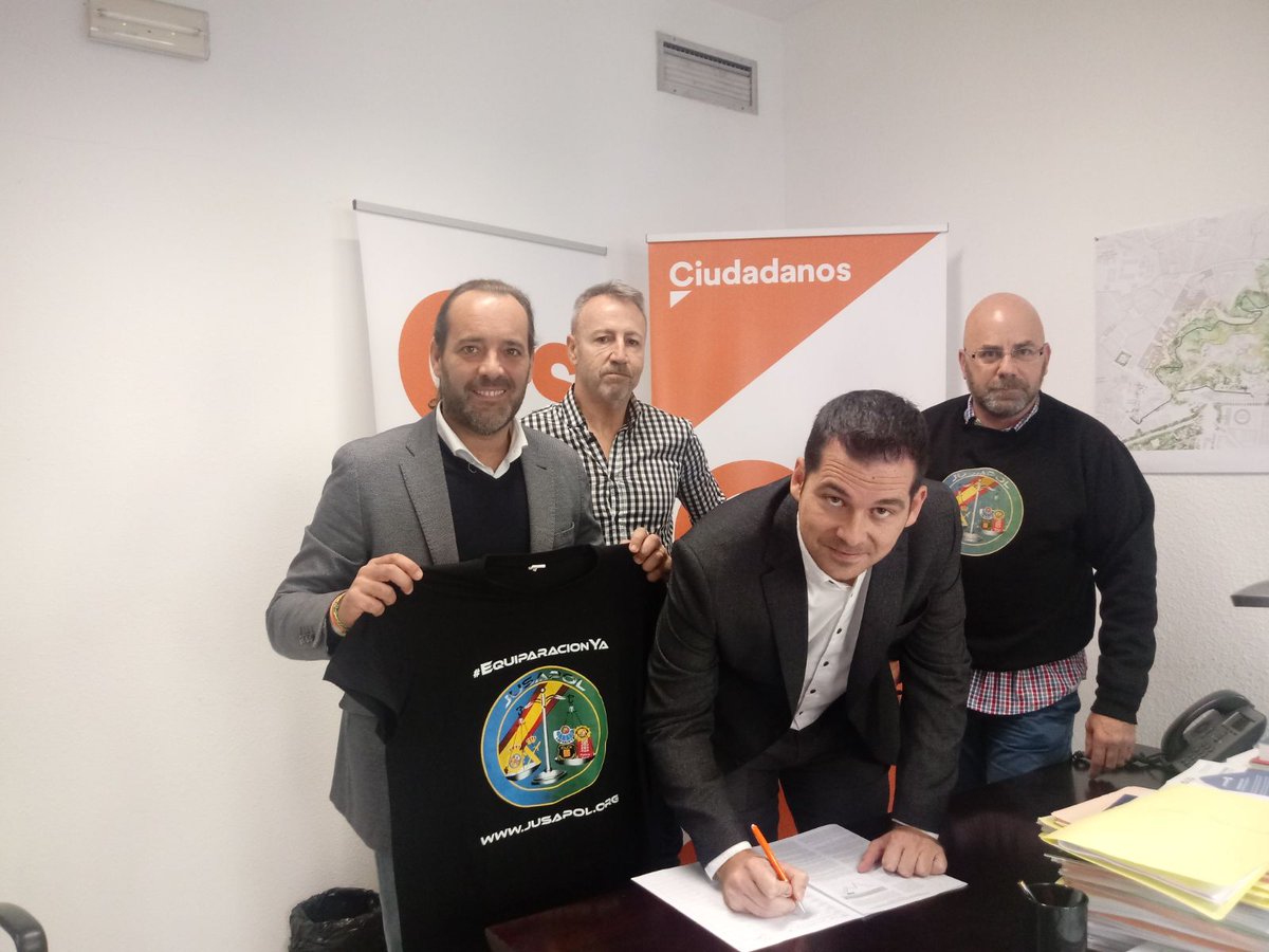 CsMalaga's tweet photo. 🚔 @Juancassa y @alecarballoCs firman la Iniciativa Legislativa Popular que impulsa @jusapol para conseguir la #EquiparacionYa cc @JusapolMalaga https://t.co/QOfJk5pI7z