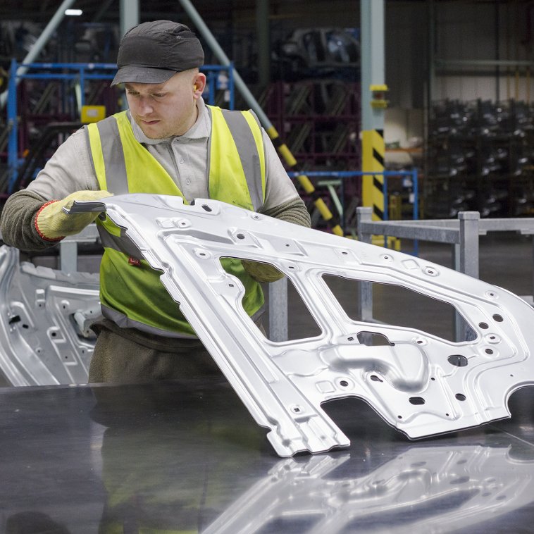 NissanUK's tweet photo. It's a big day for the team at our Nissan Sunderland plant, as production of the #SimplyAmazing New LEAF gets underway.... https://t.co/JlWAV0W1Zo