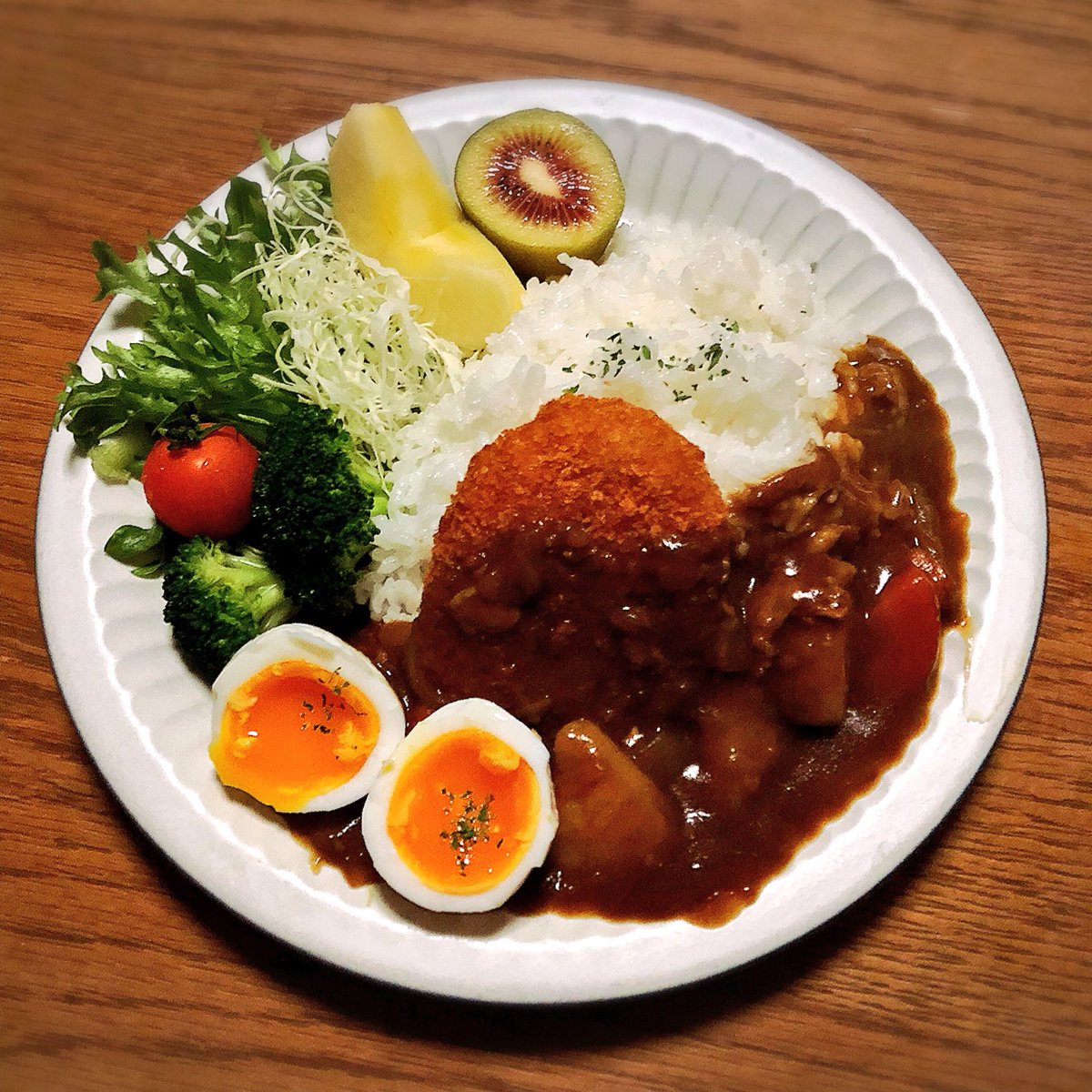 敦子 Auf Twitter 夕飯 カレーライス サラダ ゆで卵 コロッケ りんご キウイ 久しぶりに大好きなカレー 時間がなかったので トッピングはゆで卵と市販のコロッケ ゆで卵の殻は上手く剥けないしタイマーをセットし忘れて失敗だらけのゆで卵でしたがやっぱりカレーと