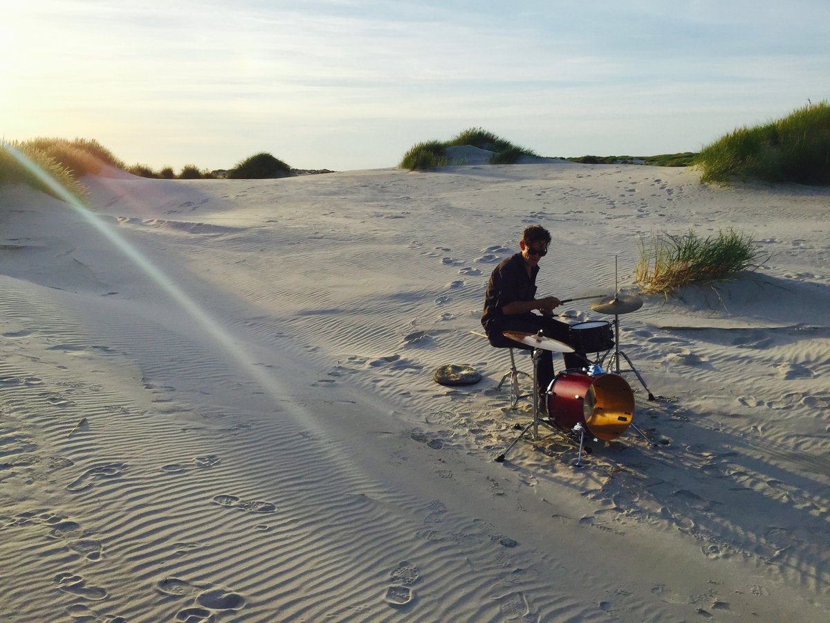 the_weyers's tweet photo. #BestOf2017 - Luke scaring away the seagulls on our video shoot of „Bout Love“ - https://t.co/WMf0ZHHAkq
#theweyers https://t.co/0uiocmzzSO
