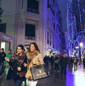 deia_eus's tweet photo. #Euskadi /La intención de los vascos es gastarse 332 euros en sus compras de navidad: Las mayores intenciones de compra son en moda, juguetes, perfumes, calzado y complementos y libros https://t.co/1Da2JZp1pZ https://t.co/FFxs0G0fx9