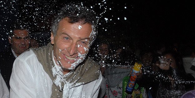 DanielCatalano_'s tweet photo. Como presidente, Macri se tomó 44 días de vacaciones por año. Como funcionario, desde 2003, se tomó 63 días por año, en promedio. ¿Vos cuantos días te podés tomar? 

Tenemos un presidente que ES VAGO. Pero si vos te enfermás tres días, te descuenta el presentismo. https://t.co/RJ5SAVIXvn
