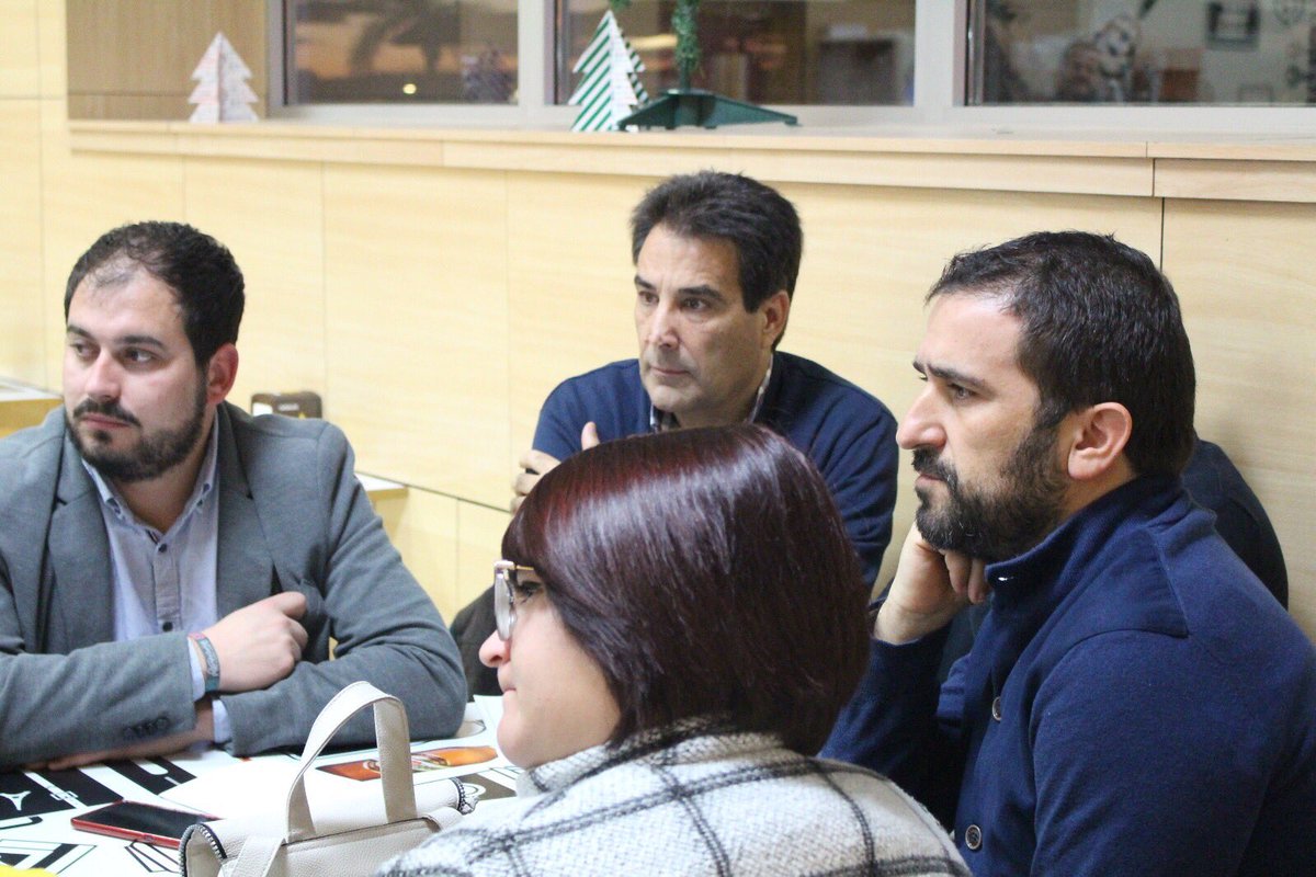 PSOE_RM's tweet photo. Reunidos con los trabajadores del aeropuerto de San Javier. 

No se debe dar un paso más sin antes trasladar información y tranquilidad a los trabajadores. https://t.co/TcF4GncWUp