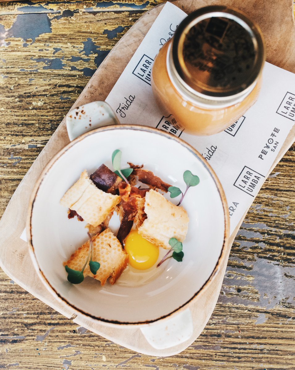 Sopa de ajo con crujiente de jamón ibérico y huevo de codorniz. Uno de nuestros platos de temporada! 😍
#Perrachica #GrupoLarrumba