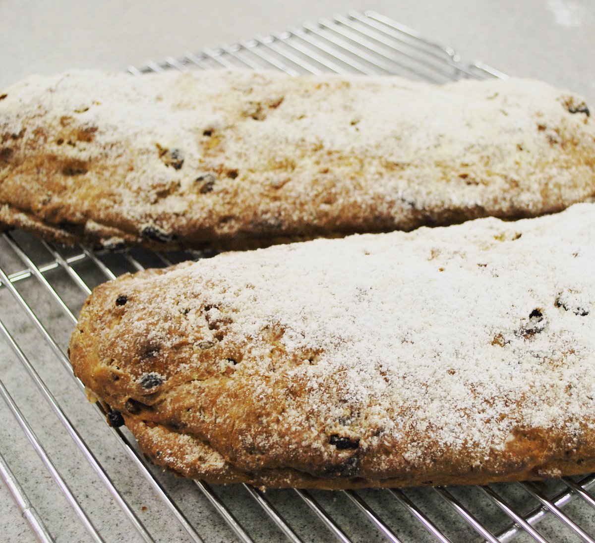 SwissChaletF's tweet photo. Just a little #DayAfterChristmas #stollenbread treat!!! 👨‍🍳🥖#chefrobrecibe #darbo #bakbel #holidaytreat #pastry #pastrychef #delicious #tuesdaythoughts #december #winter #warm #bread #chefmode #fruit https://t.co/JSvxFTlyHb