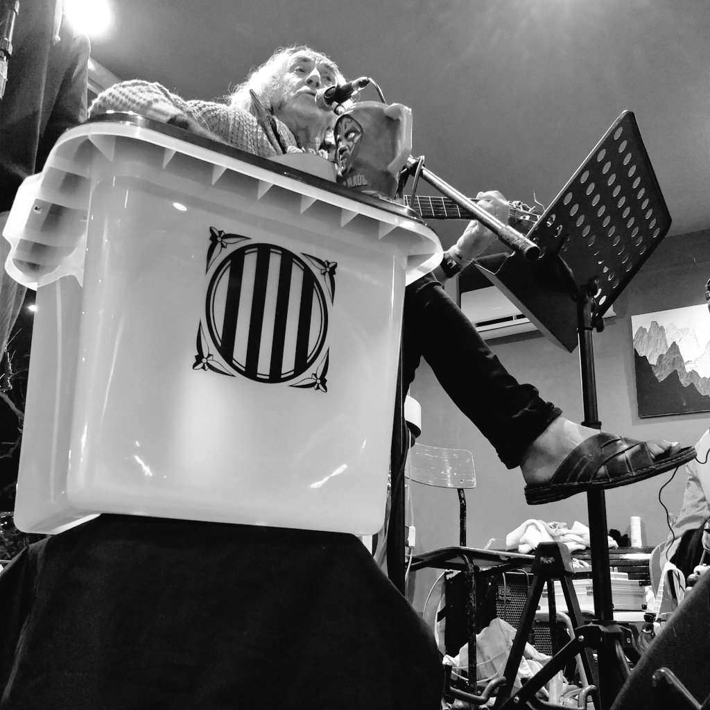 Arnau Torrente (@arnau_torrente) on Twitter photo Els penúltims Jedis. Aquest assaig de Pau Riba amb els <a href="/demortimers/">De Mortimers</a> a <a href="/SlaviaCafeteria/">Slàvia Cafeteria</a> li dona mil voltes a #TheLastJedi
* Sí, és una de les urnes que no van saber trobar els que avui marxen. Els penúltims Jedis. Aquest assaig de Pau Riba amb els <a href="/demortimers/">De Mortimers</a> a <a href="/SlaviaCafeteria/">Slàvia Cafeteria</a> li dona mil voltes a #TheLastJedi
* Sí, és una de les urnes que no van saber trobar els que avui marxen.