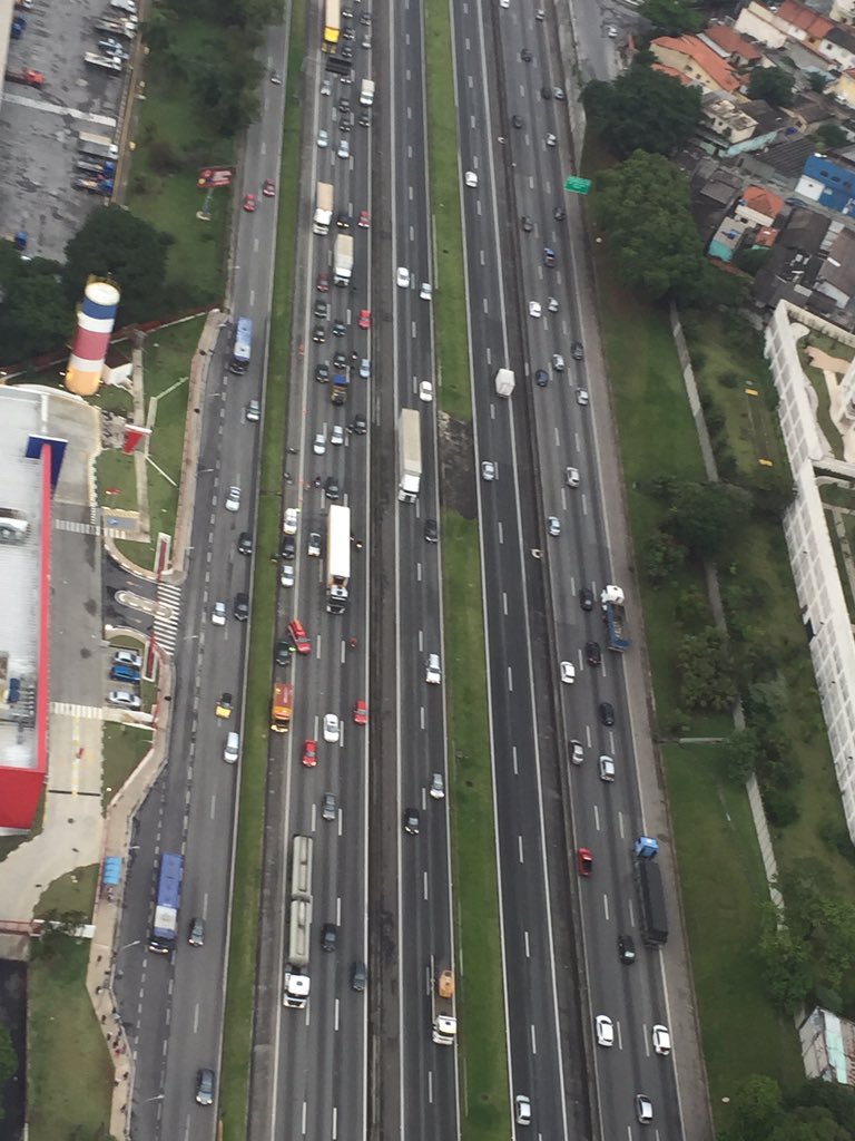 Re_Carvalho89's tweet photo. Atenção! Dutra pista local parada do km231 ao 225. Temos acidente com carro e moto. Siga pela pista expressa ou pela Ayrton Senna. @jornaldacbn2 #RadioNaCBN https://t.co/5obnwvJBww