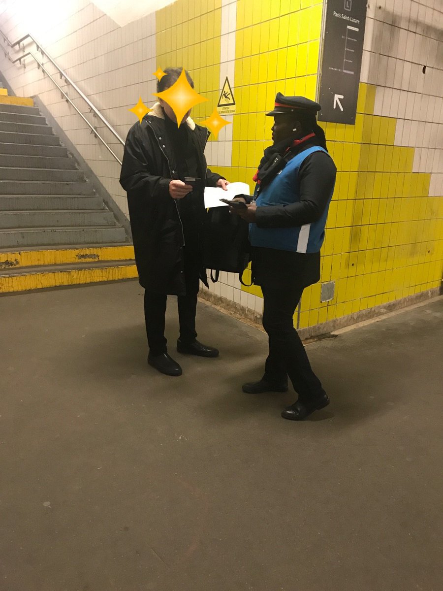Oussey92's tweet photo. En gare de Bécon-les-bruyères les agents vous informent sur la gratuité des transports la nuit de la St sylvestre @PaDesrousseaux @LIGNEL_sncf @LadefenseSNCF @lignesLSud @EMLSaintCloud @jimmy_theophile https://t.co/87j9OEzEcc