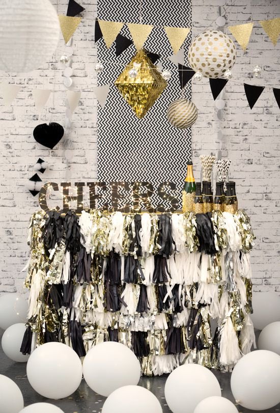 jaydeeeventscda's tweet photo. Planning a New Year’s Eve event?  Whether it’s a quiet dinner party or rowdy get-together with friends, you can’t go wrong with classic black, gold and white decor https://t.co/bqIuxRcTSS