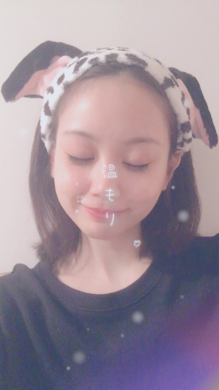 伊藤 優衣 على تويتر お風呂出て気の済むまで保湿して 満足したので寝ます ファンの方にもらったヘアバンド達 愛用してます 今度これディズニーに付けてこー おでこ広い系女子