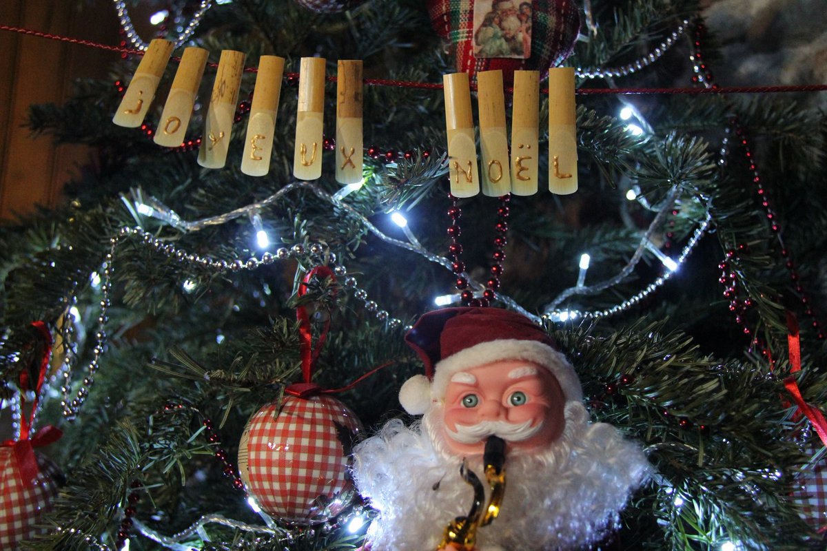 LarueReeds's tweet photo. Joyeux Noël à tous !!!
Nous espérons que vous aurez eu de belles anches made in France 🇫🇷 sous le sapin ! 🌲 
Si c'est pas le cas on peut vous aider par ici : 
                                      https://t.co/O4nHxqV4um https://t.co/8a0qLFWZr3