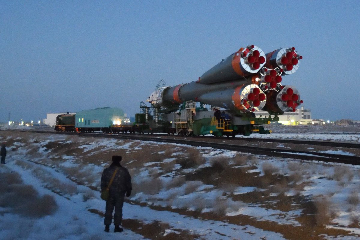 Junker M Mode 無事組み立て棟に行くことが出来ました 目の前を巨大なクラスターロケットエンジンが通過していきます これは近い ゆっくり移動するソユーズに合わせトイレ休憩を取りつつ次のポイントに移動します スイッチバックして機関車に押され