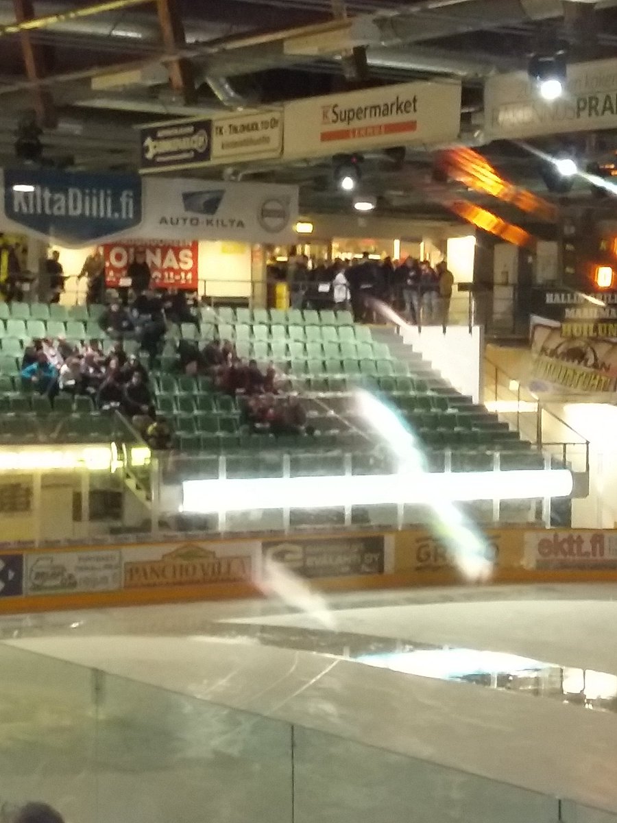 kivamiko's tweet photo. #KooKoo fanien pääty #KaakonDerby'ssä. Lutuuria. https://t.co/LuUjbJKXAC