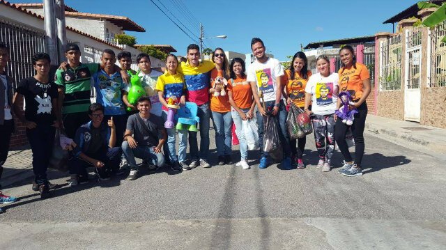 aragua_vpa's tweet photo. Nuestro Pueblo sabe q hoy y siempre cuenta con la mano amiga de @VoluntadPopular. En #Revenga #Aragua lo demostramos https://t.co/wI48hA1WNt