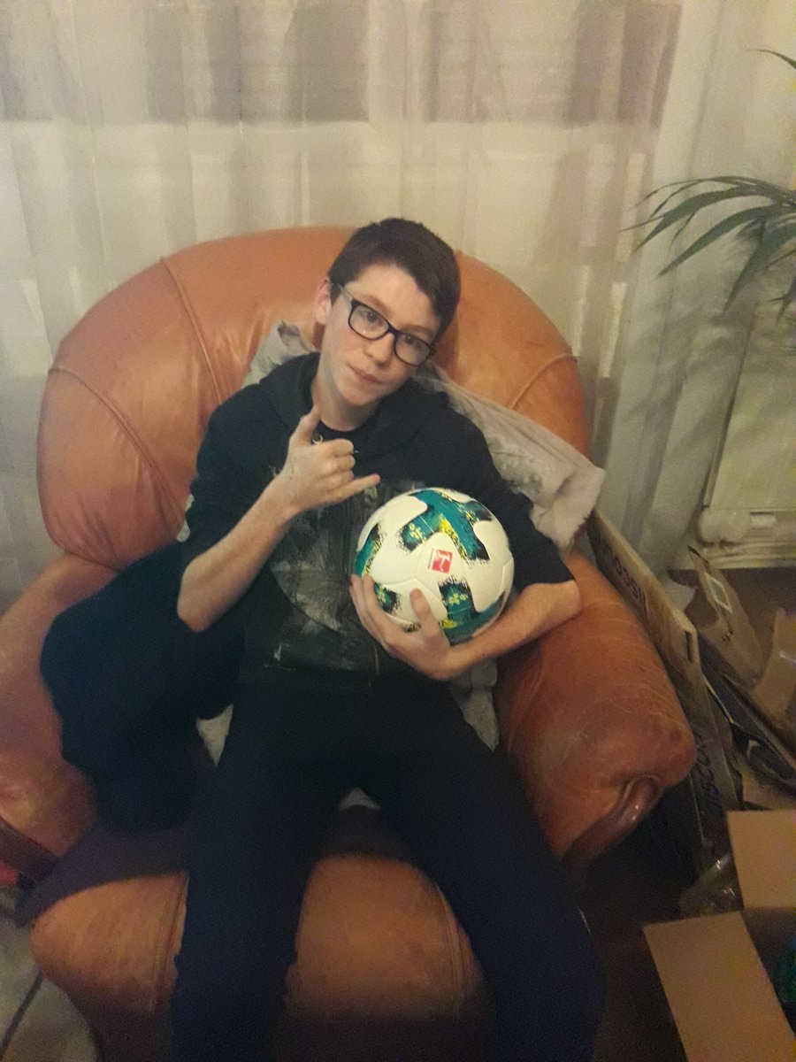 2fFreestyle's tweet photo. Petit Récap du ce Noël juste MAGIQUE : un pull @FootstyleTV chacun, un T-shirt et un survet également @FootstyleTV et une OMB pour le freestyle. BEST NOËL EVER !!!! #Freestyle #Footstyle #Football https://t.co/GHx8x582qp