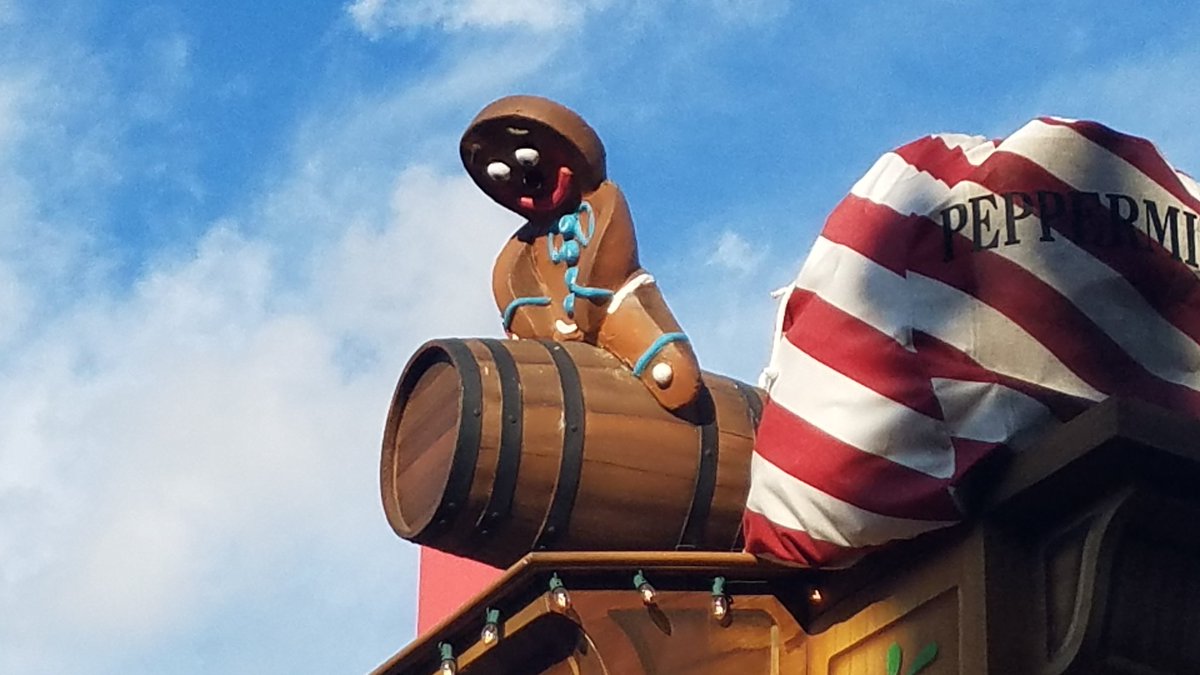 TheLeisureProf's tweet image. The Magic Kingdom Christmas Parade even had a @drunkatsams float!!!!