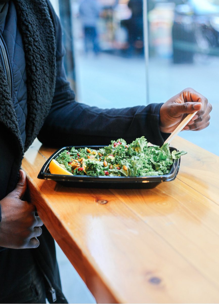 JuiceGeneration's tweet photo. Chewish guilt from all the holiday snacking? We’ve got some #AmazingGreens to kick your healthy habits back into gear. 💪 #24gveganprotein https://t.co/LFQNY54cXw