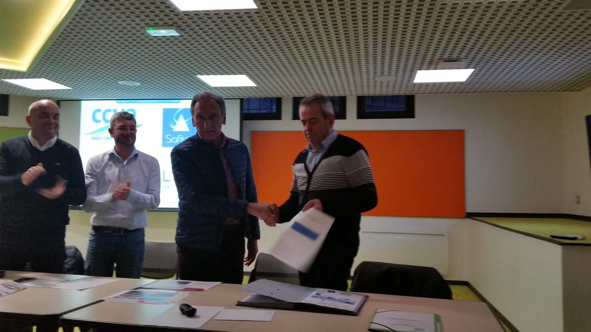 Valmorel_alps's tweet photo. En direct de Valmorel à la rentrée des neiges des propriétaires : Marilyne Maggioni intervient sur la commercialisation de son meublé de tourisme. Puis signature officielle de la délégation de service Public du Domaine skiable par SOFIVAL et la CCVA #sofival #ski #valmorel #ccva https://t.co/lPyRSiGL3c