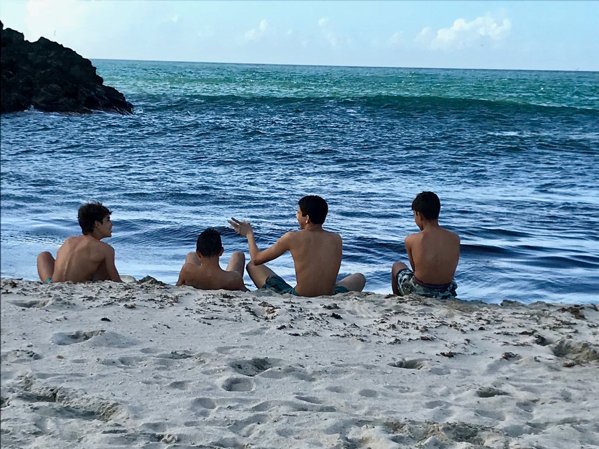 luisvicenteleon's tweet image. Aquí un chat entre amigos, mil veces mejor que en el celular.