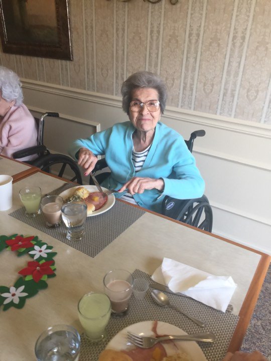 fountainviewLEC's tweet photo. Our residents enjoyed a Christmas Feast of glazed ham, green bean casserole, Texas potatoes and fresh baked bread. Throw in Christmas carols, good friends and great conversation and it was a beautiful day to be at Fountain View Manor.  #FrontierCulutre https://t.co/cKvbQq9yuG