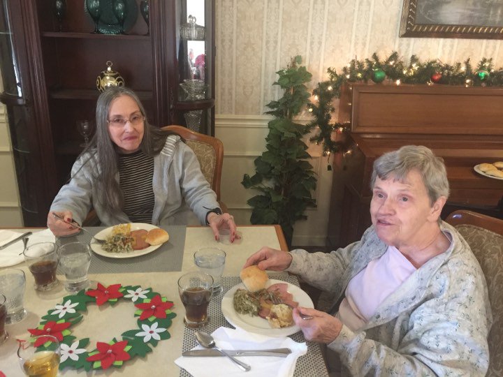 fountainviewLEC's tweet photo. Our residents enjoyed a Christmas Feast of glazed ham, green bean casserole, Texas potatoes and fresh baked bread. Throw in Christmas carols, good friends and great conversation and it was a beautiful day to be at Fountain View Manor.  #FrontierCulutre https://t.co/cKvbQq9yuG