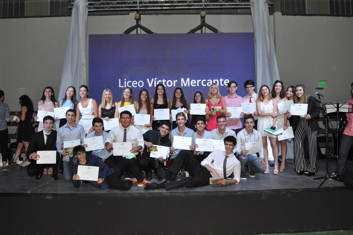 LiceoUNLP's tweet photo. Galería de fotos de la Entrega de Diplomas de Egresados/as 2018. Agradecemos a la Asociación Cooperadora del Liceo por solventar el registro del evento.   https://t.co/deFShZmRnz https://t.co/6By73g8ZOE