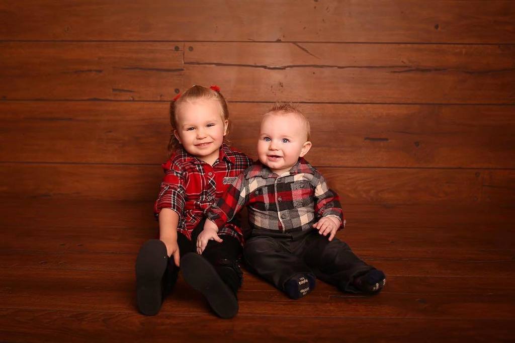 Monroedoee's tweet photo. We sure do love these two! 😍 #Christmas sessions #pocatello #idaho #photographer #chubbuck #photography #kids #children #idahofalls https://t.co/JY5q2XOZLM https://t.co/rhdIW5kGEl