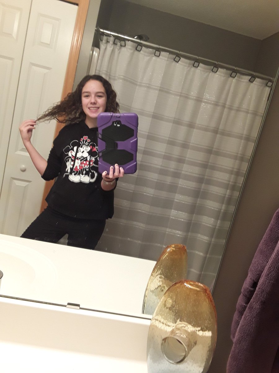 ADolan4Life's tweet photo. Happy last Tuesday of 2017 💜 Here is my #TuesdaySelfie @GraysonDolan @EthanDolan 💜 https://t.co/X6ygszZH3t