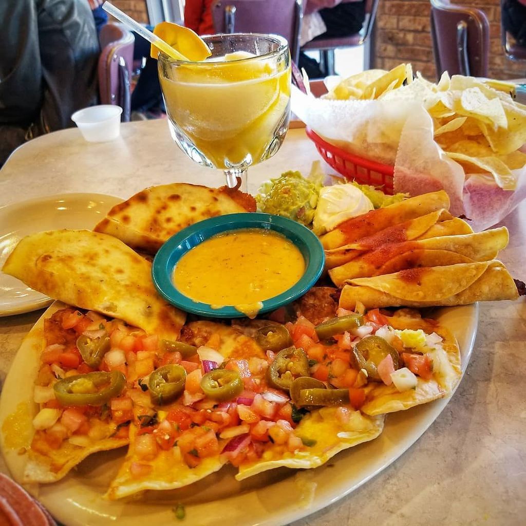MiaVossOnTheGo's tweet photo. Happy #BoxingDay and first day of #Kwaanza -- and #TacoTuesday ! This tasty as sampler plate from @chuysrestaurant in #Westminster #Colorado did the trick... obvs this was pre #keto! #nomnomnom #texmex #margarita #miaonthego #foodie #foodblogger #InstaEa… https://t.co/727wyTdKWf https://t.co/1XslbmwRyR