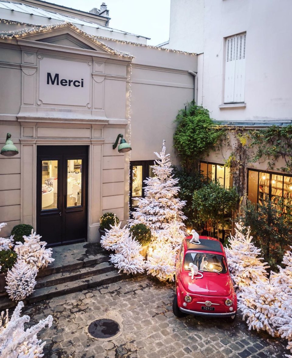 Are we the only one expecting snow in Paris ⛄️
Image <a href="/mercishopparis/">Merci Paris</a> 
#letitsnow #photooftheday