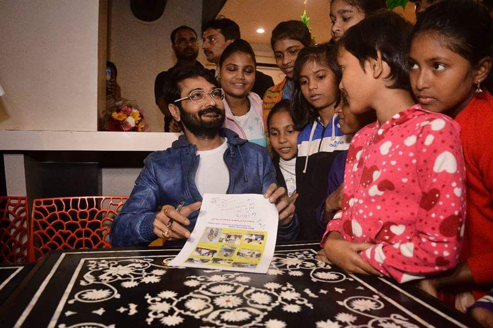 TeamPCFollowers's tweet photo. @prosenjitbumba @atanugsh @FriendsCommKol Aryanil aka Prosenjit Chatterjee had a blast with the kids during Mayurakshi promotion.
#6ballygungeplace #GupshupOpening
#Mayurakshi #Releasing29thDecember https://t.co/s3i7FzZqwG