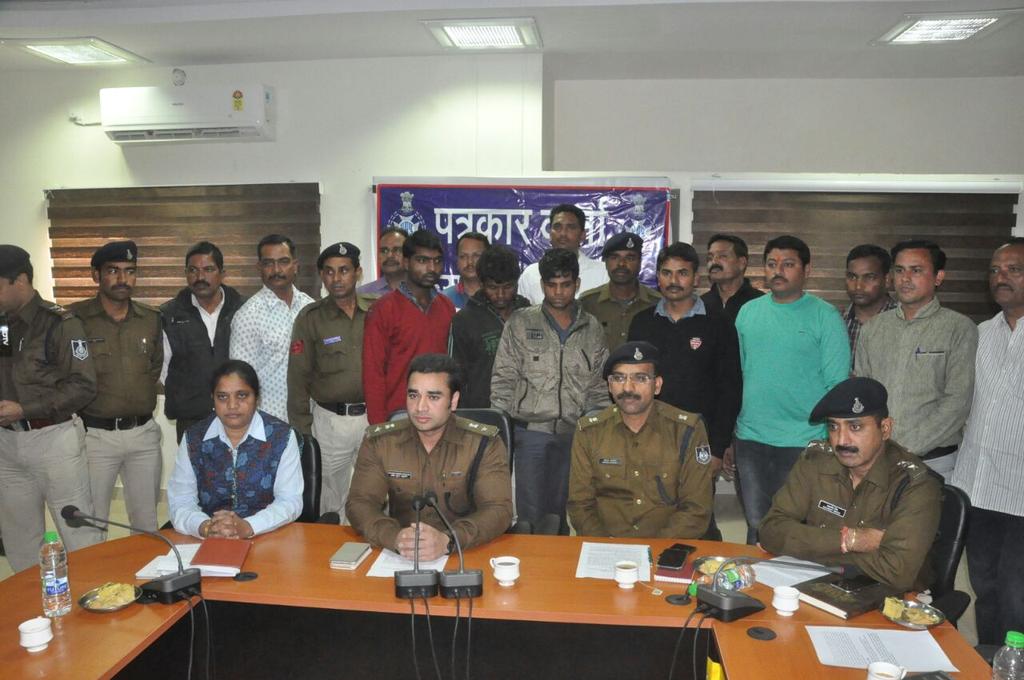 PoliceUjjain's tweet photo. थाना चिमनगंज क्षेत्र उज्जैन में हुए अंधे कत्ल का खुलासा 48 घंटे में उज्जैन सायबर/पुलिस टीम व्दारा किया गया। https://t.co/KbpVQA9ri8