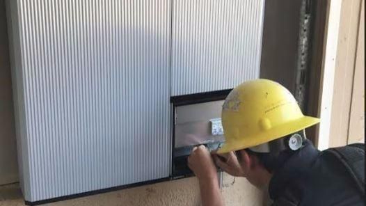 AClineArt's tweet photo. Utilities charge #timeofuse rates during peak usage hours.  #Batterybackups for #solar systems may only cost a few thousand $$ more but offer big savings.  While standard electricity users get hit with big fees, those with solar panels can save.

https://t.co/bqe2HzcFSC https://t.co/9UjZYQLJou