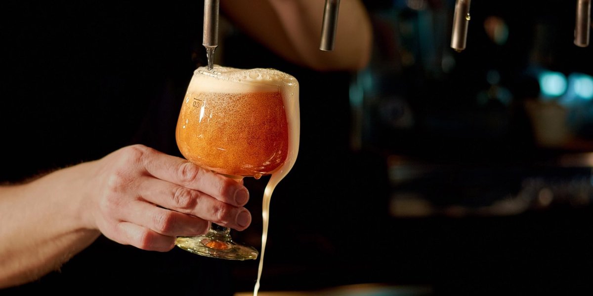 VinePair's tweet image. We asked 15 of the country’s top craft brewers to forecast the biggest beer trends for 2018: vinepair.com/articles/craft…