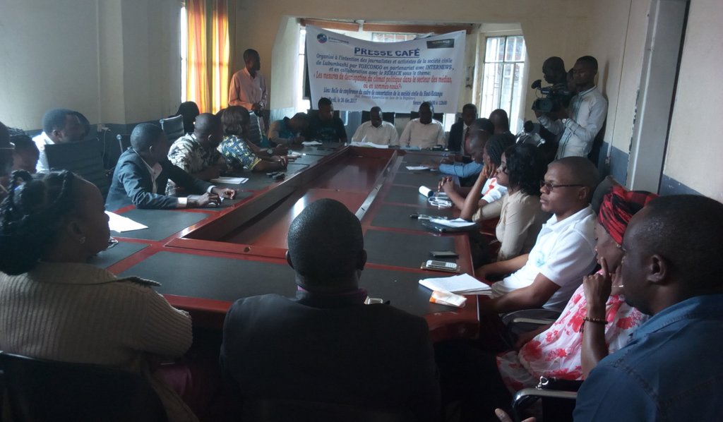 ngandujng's tweet image. #Pressecafe @voxcongocd @Internews_RDC #Remack à #Lubumbashi: journalistes et activistes de la société civile, évaluent la décrispation politique dans le secteur #médiatique conformément à l'accord sous l'égide de la #Cenco. Aucune chaîne n'a été recouverte à L'shi sur 4 fermées.