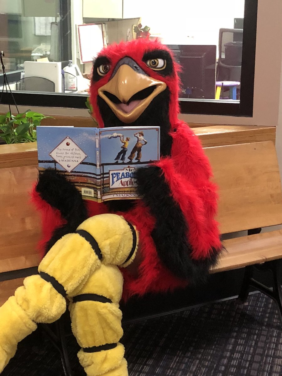HighcroftRidge's tweet photo. Rosie heard about our reading challenge and flew in so she could participate! #HighcroftReads https://t.co/eWgIuMkbOL